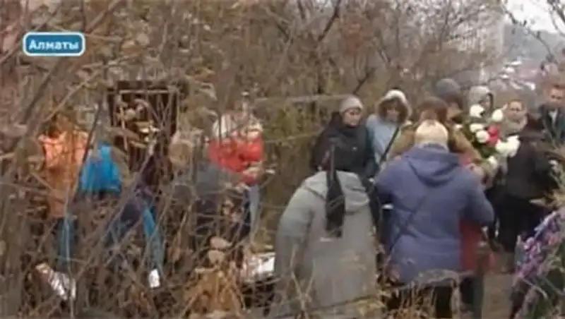 В Алматы похоронили погибшую во время взрыва гранаты в колледже Светлану Яковлеву