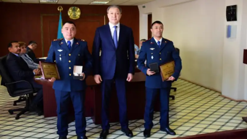 В Карагандинской области наградили полицейских, спасших школьницу от суицида