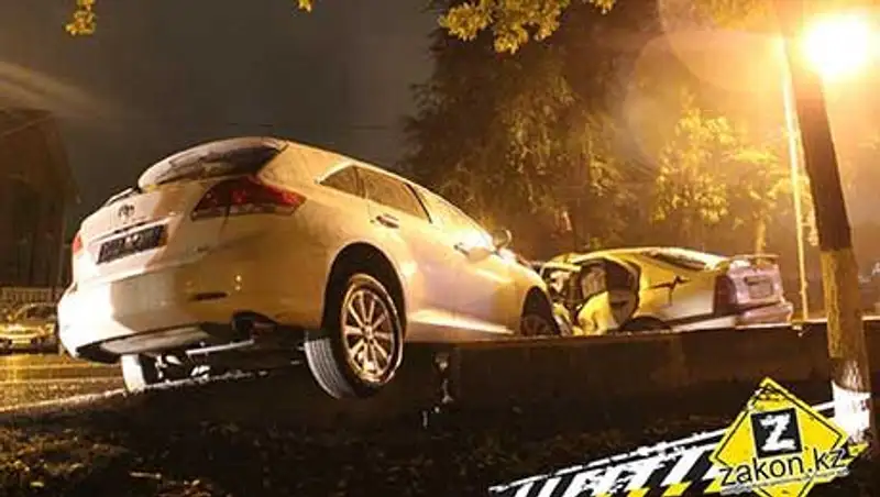 Тойота повисла на бетонном блоке в результате ДТП в Алматы