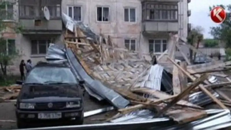 В Семее ветер сорвал крышу с дома, отремонтированного по госпрограмме