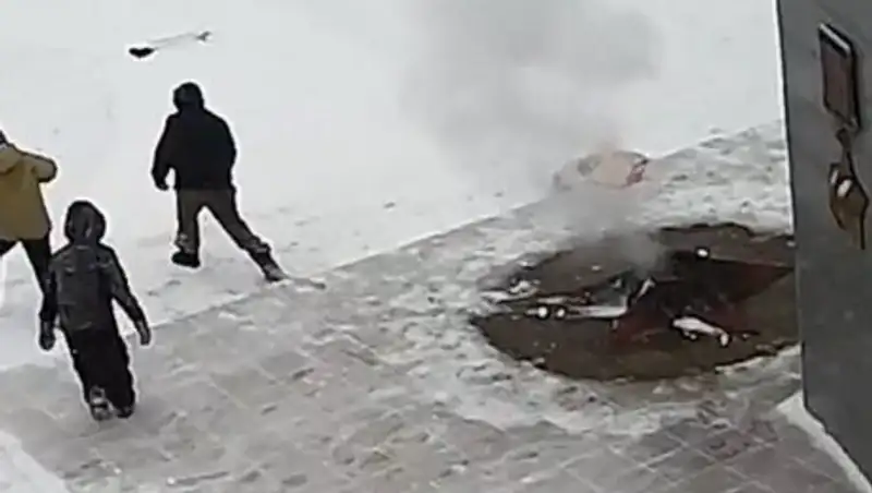 В Подмосковье трое подростков затушили снегом Вечный огонь