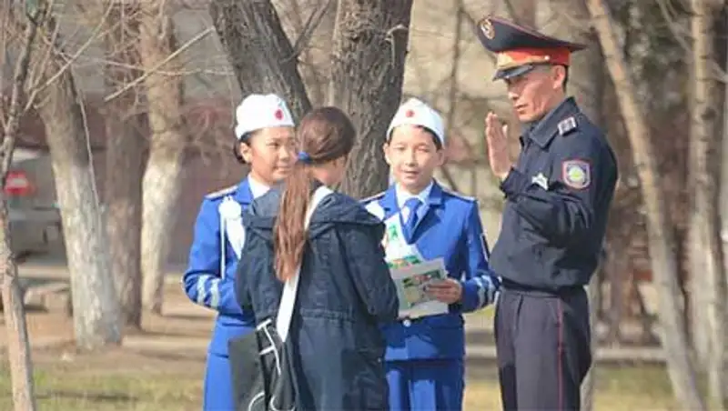 В Астане пешеходы-нарушители смотрели страшные видеоролики