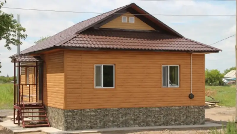 Пострадавшие от паводка жители одного из районов Карагандинской области получили дома