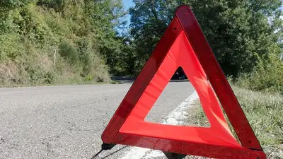 Внедорожник врезался в многоэтажку в центре Петропавловска , фото - Новости Zakon.kz от 27.05.2023 05:41