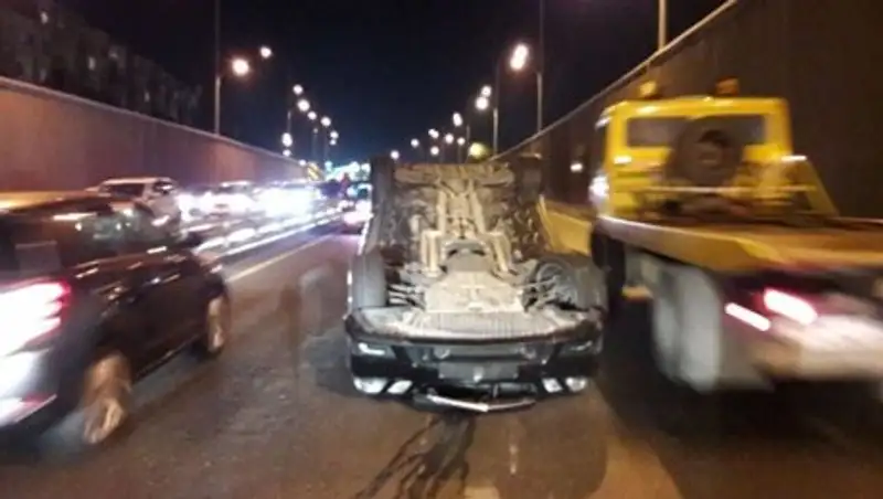 В Алматы Mercedes перевернулся на крышу, водитель госпитализирован