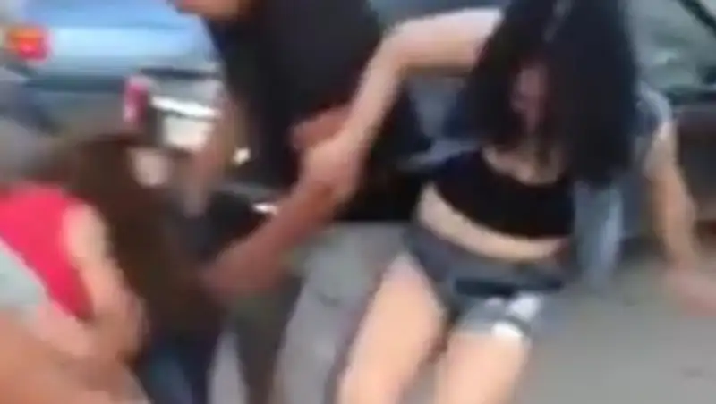 В Интернете появилось видео драки между девушками в Астане