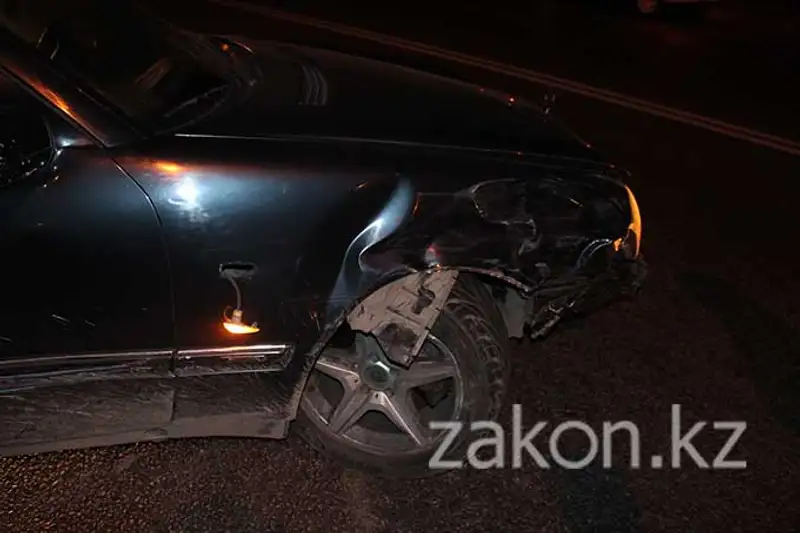 В Алматы водитель Мерседеса, совершивший ДТП, скрылся с места происшествия (фото), фото - Новости Zakon.kz от 04.11.2013 20:22
