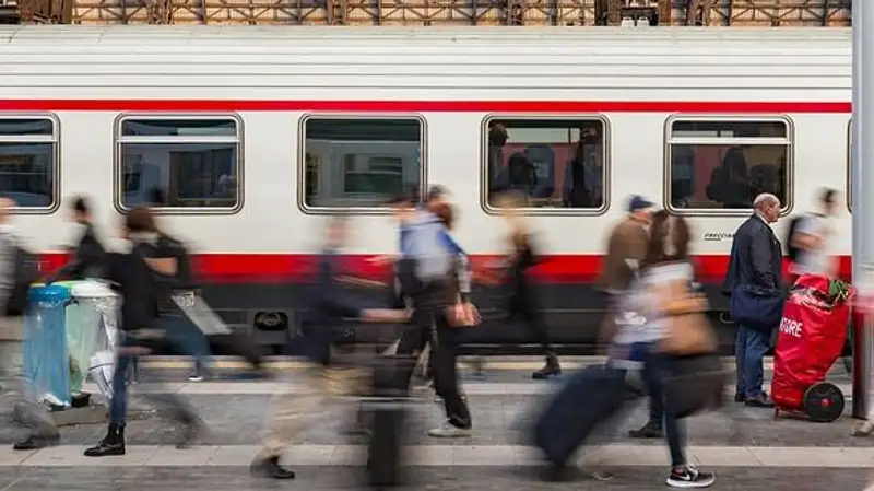 Женщину с двумя детьми сняли с поезда в Атырау