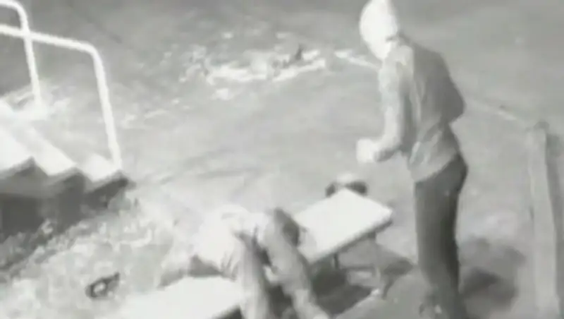 В Павлодаре разыскивают хулигана, без причины избившего пожилого человека