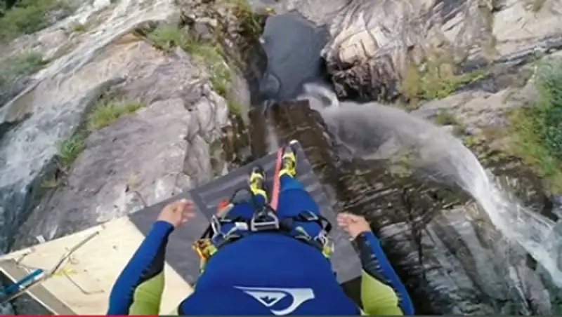 Швейцарец прыгнул в воду с высоты 19-этажного дома