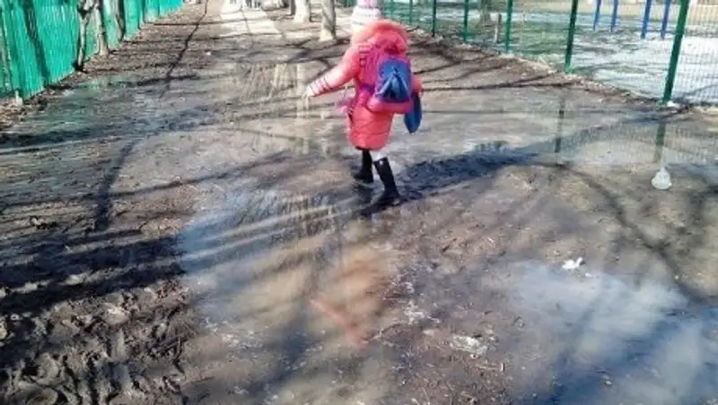 Жители поселка близ Алматы живут без школы, асфальта, воды и газа