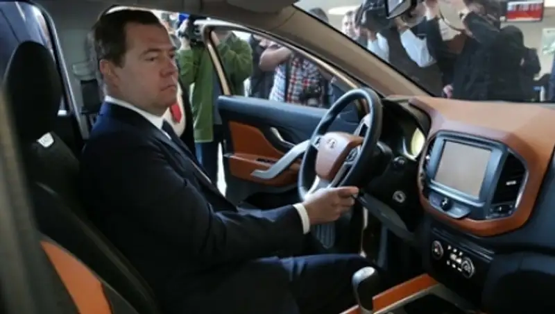 Медведев обязал сотовых операторов передавать информацию о ДТП