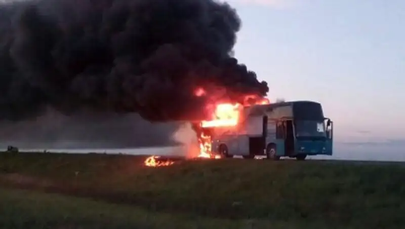 На трассе в Костанайской области загорелся пассажирский автобус