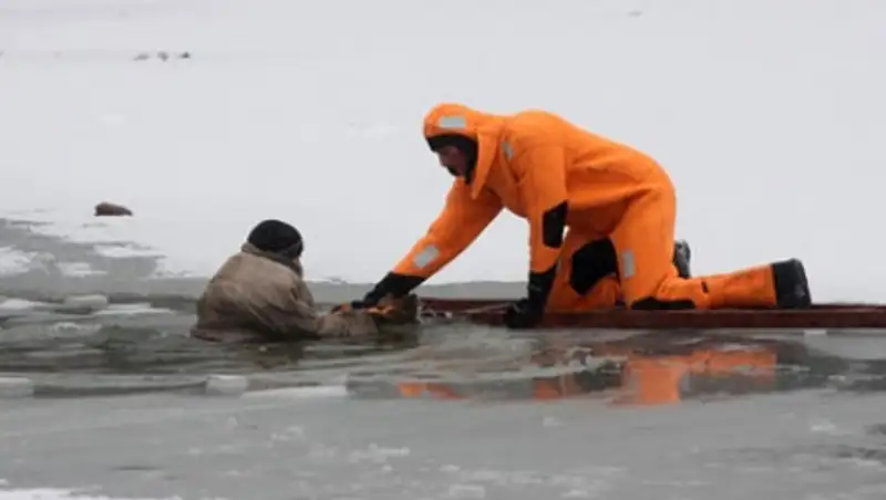Как избежать опасности провалиться под лед - советы ЧС-ников