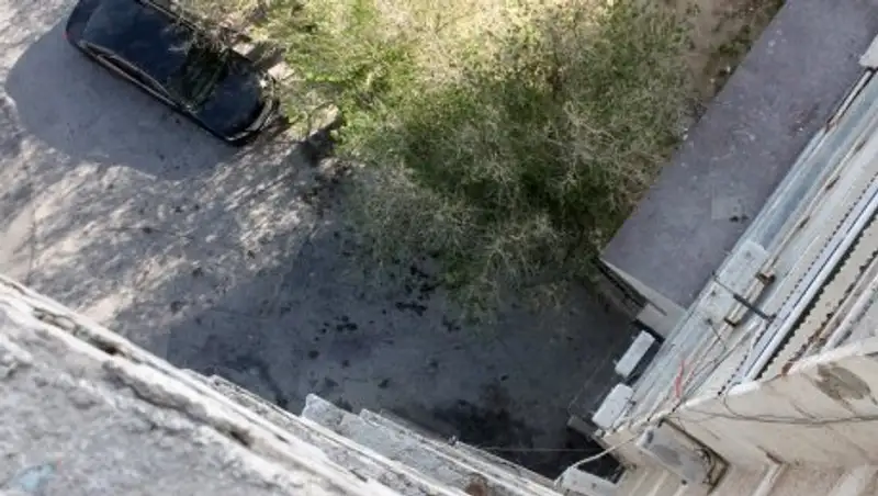 В Актау 29-летняя женщина упала с высоты второго этажа