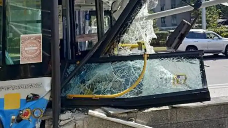 Троллейбус влетел в стену подземного перехода в Алматы, пострадали дети