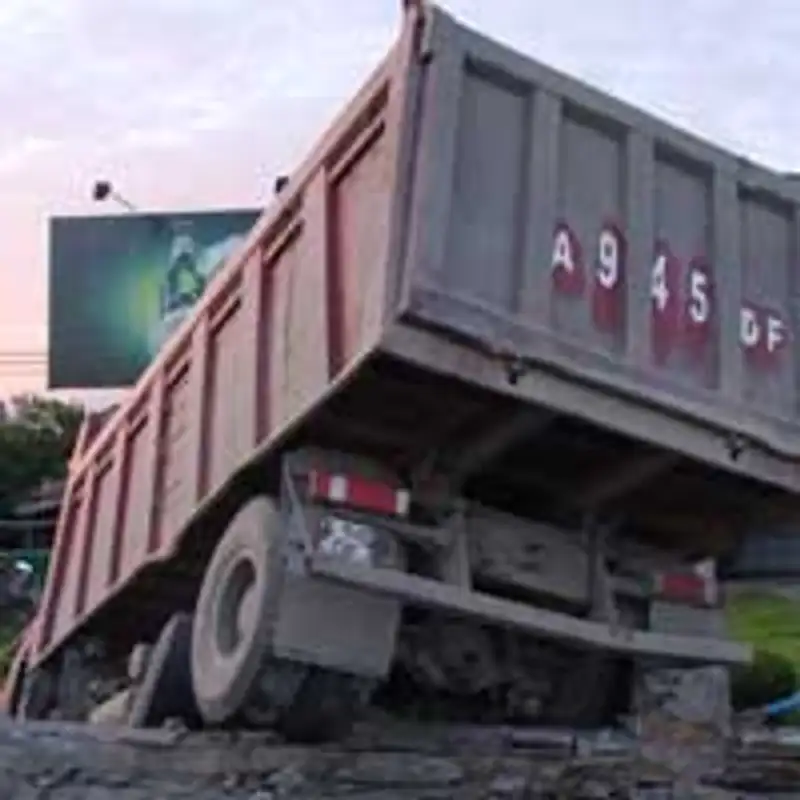 Грузовик «свалился» с моста в Алматы, зацепив внедорожник (фото)