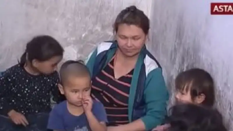 В Алматинской области многодетная семья шесть лет живет в бане