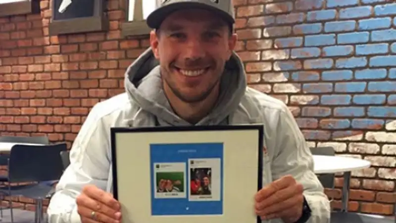 Футболист сборной Германии выставил на аукцион селфи с Меркель