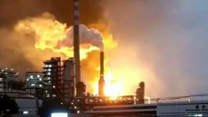 На севере Китая взорвался химический завод