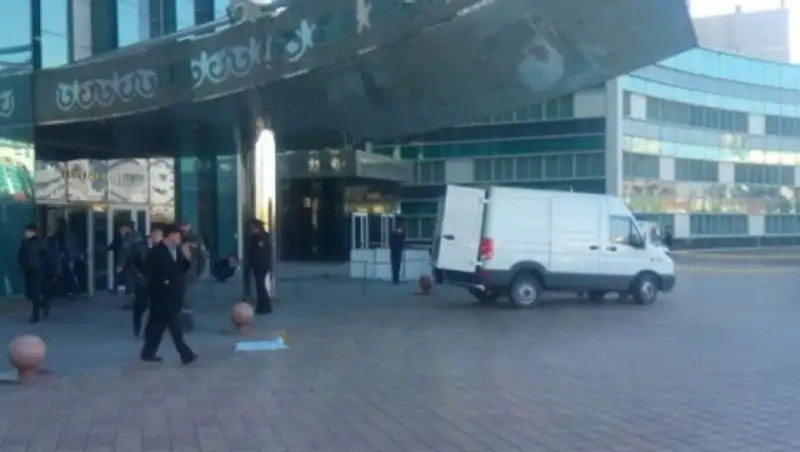 Женщина разбилась насмерть при падении с 29 этажа "Изумрудного квартала" в Астане