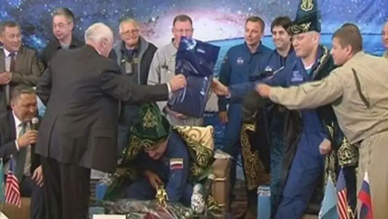 Символический ключ от Байконура вручили вернувшимся на землю космонавтам