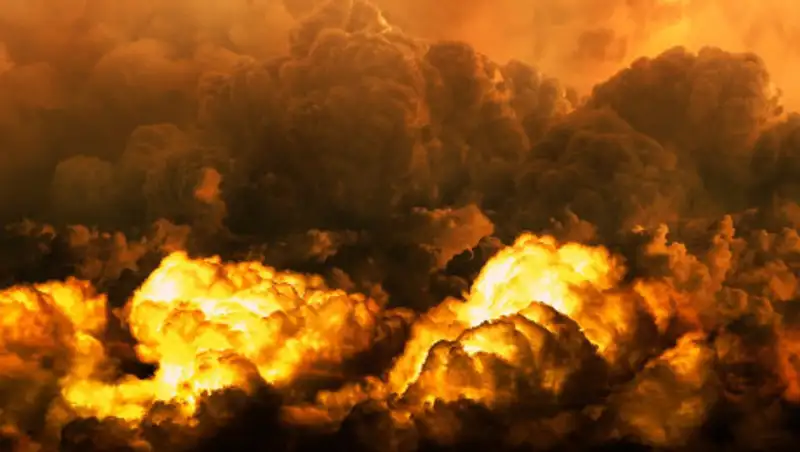 Взрыв бензовоза в Китае попал на видео