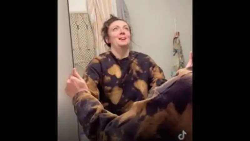 Американка нашла в ванной вход в пустое большое помещение