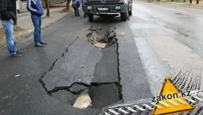 На 1 млн. тенге оштрафуют виновных в провале асфальта в Алматы