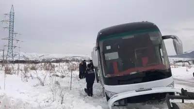 Автобус с 79 детьми из-за гололеда съехал на обочину дороги в  "Акбулаке", фото - Новости Zakon.kz от 09.01.2023 16:04
