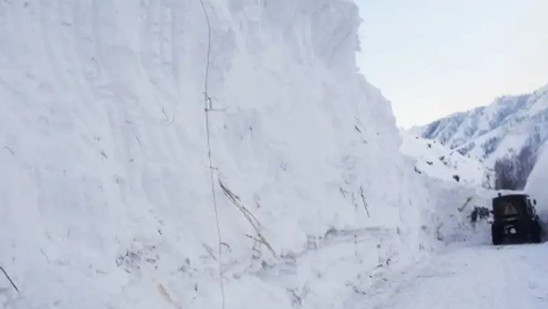 Лавины сошли в ВКО и перекрыли две автотрассы