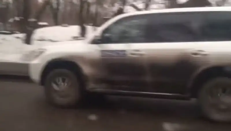 Жители Донецка сняли на видео "убегающую" из города миссию ОБСЕ