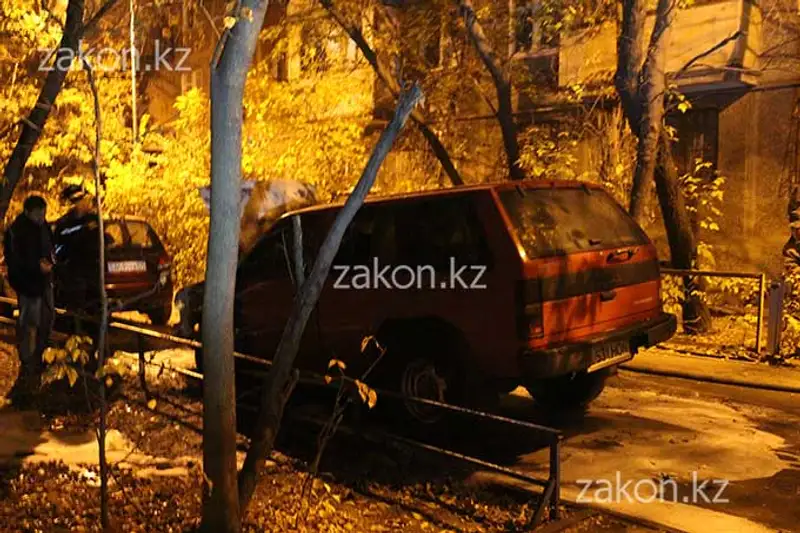 Сегодня под утро в Алматы загорелся Ниссан Террано (фото), фото - Новости Zakon.kz от 24.10.2013 18:00