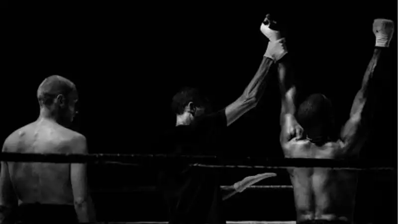 Вырубили и уронили лицом в пол - нокаут года попал на видео