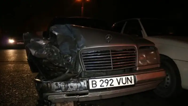 Предположительно пьяный водитель Mercedes "собрал" три автомобиля в Алматы