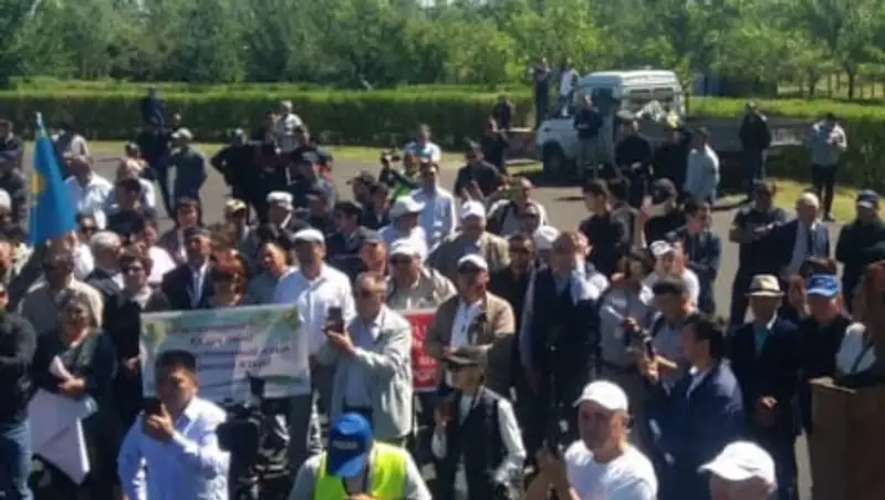 Организатор мирного митинга в Нур-Султане передал резолюцию властям