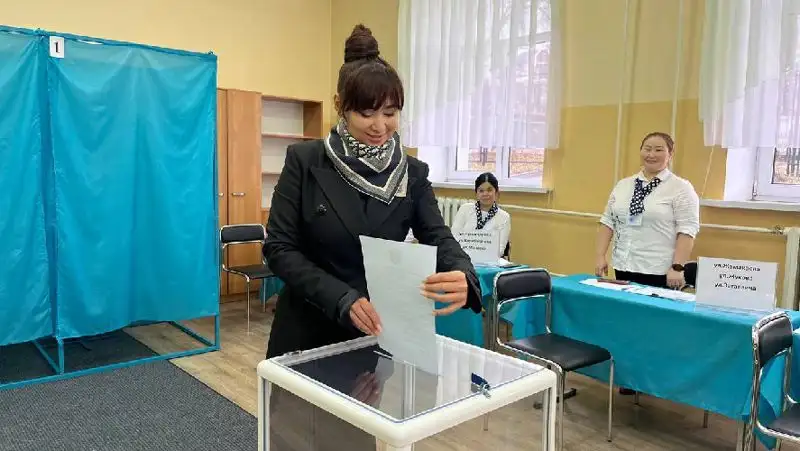 Певица Мадина Садвакасова проголосовала на выборах, фото - Новости Zakon.kz от 20.11.2022 04:00
