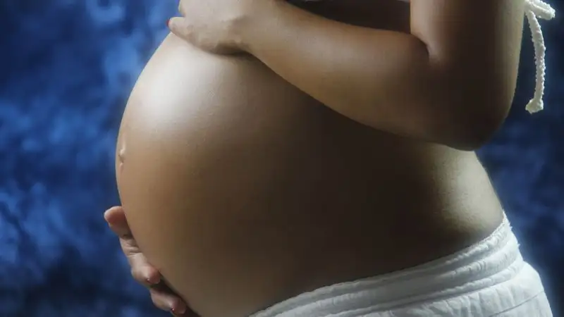 "Хотят доказать, что уже взрослые": гинеколог обеспокоена ростом числа беременных школьниц