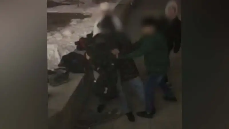 Подростки-скейтеры избили охранника столичного театра