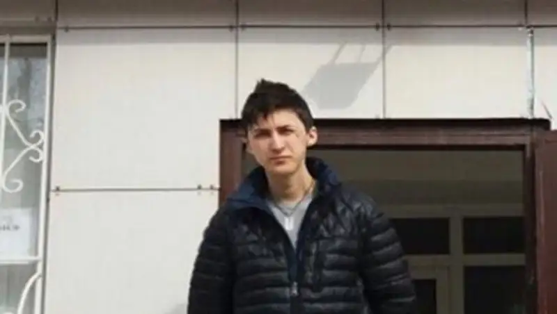 Страна должна знать своих "героев": Опубликовано фото любителя селфи на крыше полицейского авто