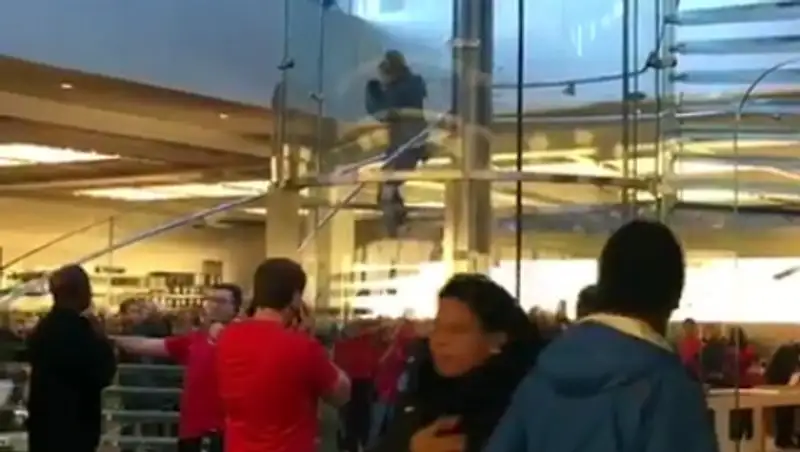 В нью-йоркский Apple Store проник посетитель с мечом