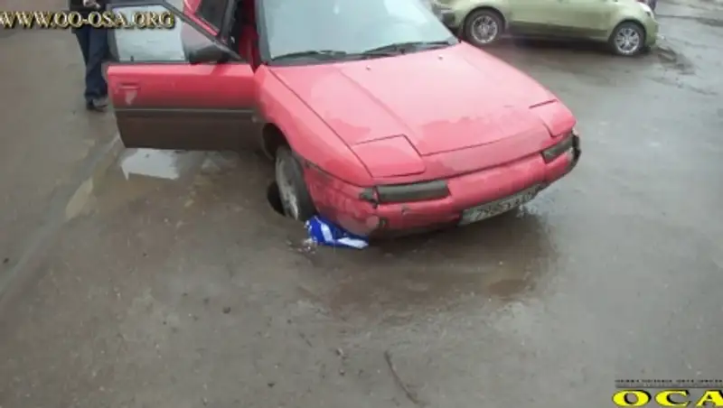 В Караганде возле элитного дома автомобиль провалился в колодец