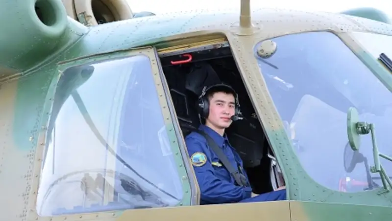 Молодые летчики ВВС Казахстана впервые у штурвала боевых вертолетов