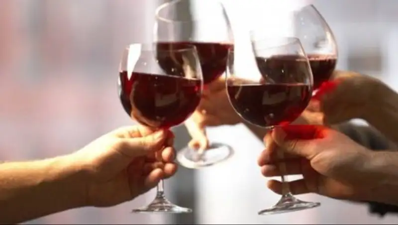 Британцы увеличили траты на рестораны и снизили на вино и табак