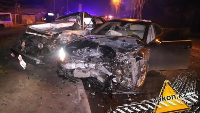 В Алматы столкнулись две Audi, пострадал водитель