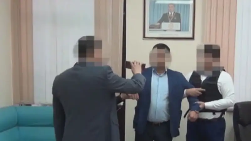Восемь госслужащих осудили в Шымкенте за взятки