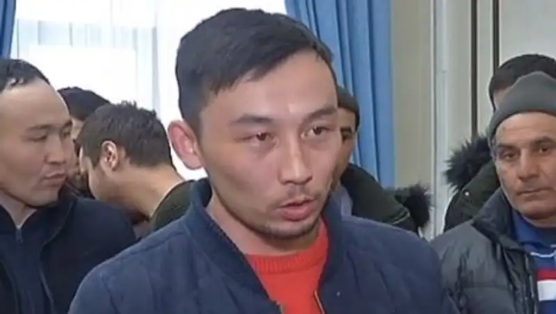 Строители «Абу-Даби Плаза» требуют выплатить им деньги