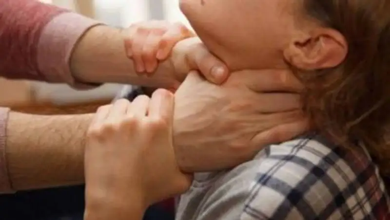 Грабитель едва не задушил продавщицу в Актау