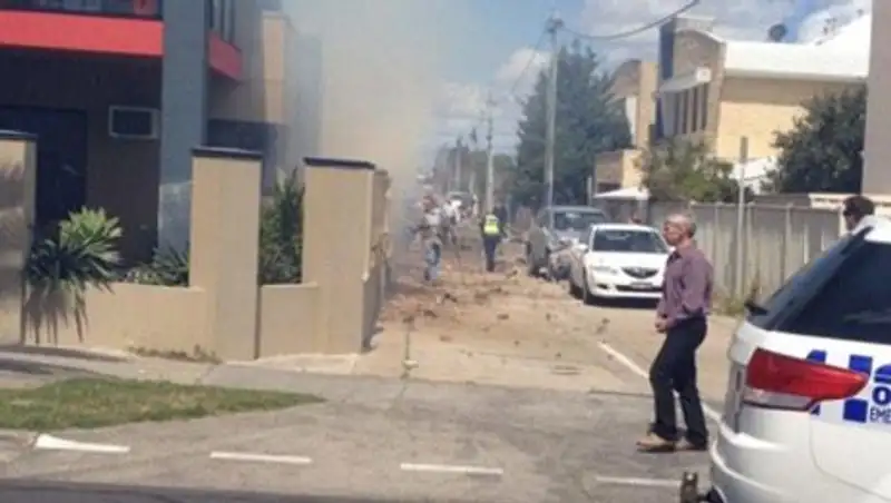 В пригороде Мельбурна легкомоторный самолет упал на жилой дом
