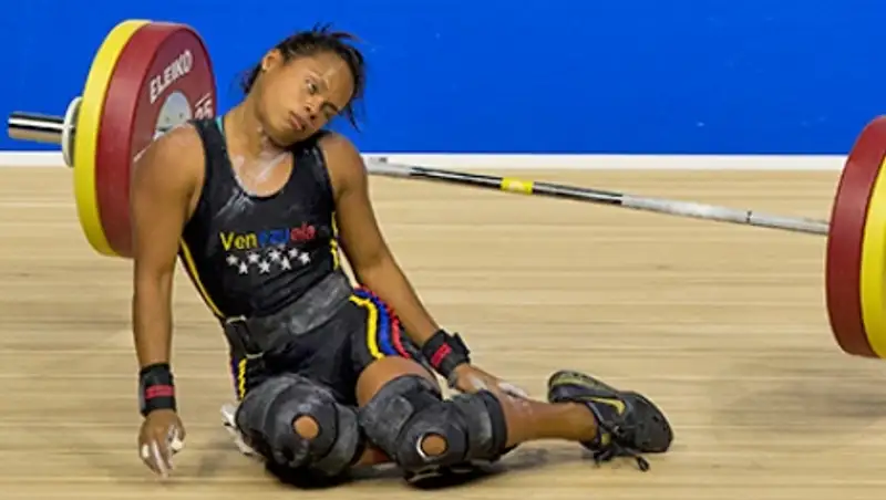 Венесуэльская тяжелоатлетка упала в обморок со штангой над головой